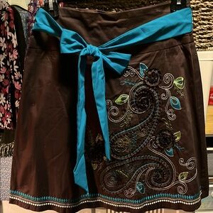 Brown skirt with teal floral pattern.size0. Like new!literally!zipper in back